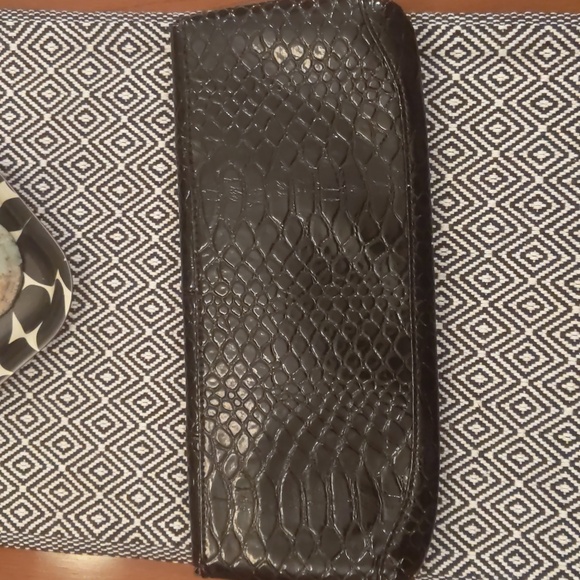 Black glossy croc embossed clutch - Picture 3 of 8